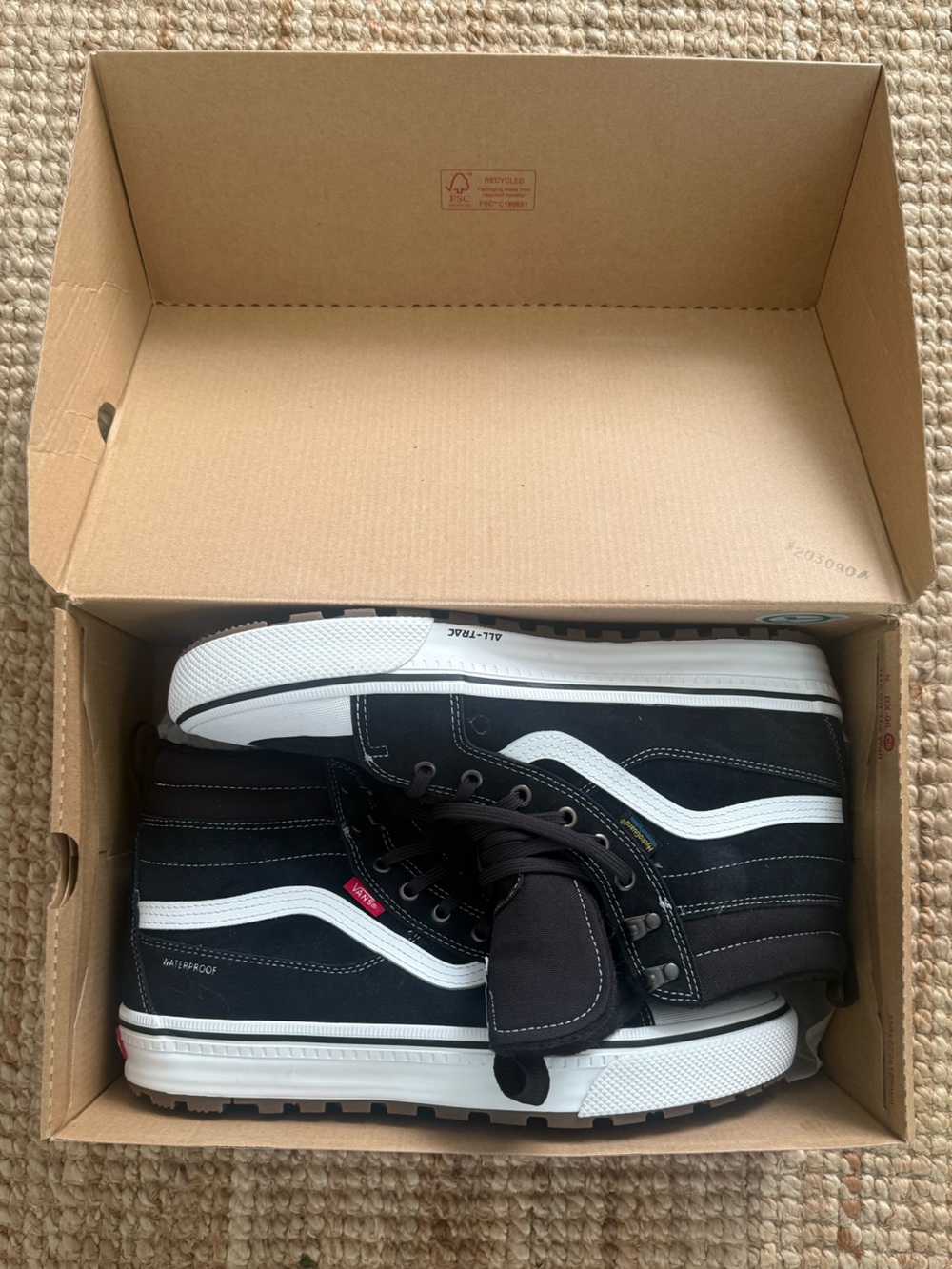 Vans MTE Sk8-Hi Waterproof All-Trac Black White Men’s 12 NWT
